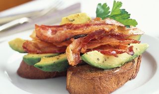 toast avocado e pancetta ricetta